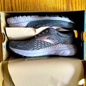 NEW, Never been worn. Brooks Adrenaline Sneakers